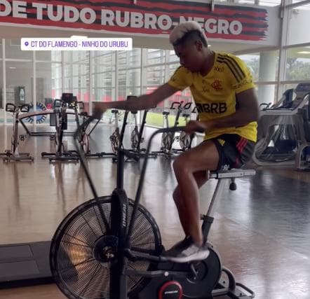 Em recuperação, Bruno Henrique posta vídeo treinando no CT do Ninho