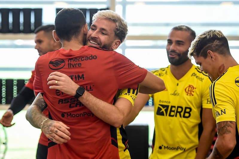 Léo Pereira abraça Santos na reapresentação do elenco; jogadores do Flamengo iniciaram pré-temporada visando 2023