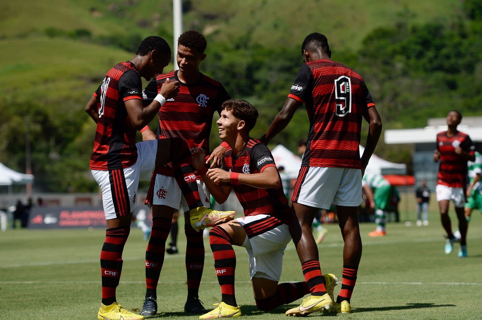 Garotos do Ninho comemoram gol na final da Adidas Cup.
