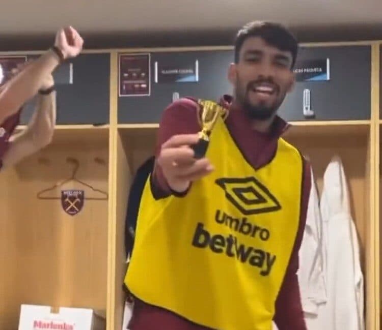 Lucas Paquetá, revelado pelo Flamengo, sendo zoado pelo argentino Lanzini no West Ham por perder a Copa do Mundo