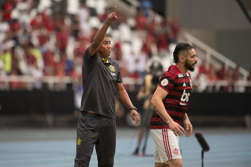 Marcelo Salles na beira do campo comandando o Flamengo no Brasileirão de 2019; treinador fará parte da comissão técnica de Renato Gaúcho no Grêmio