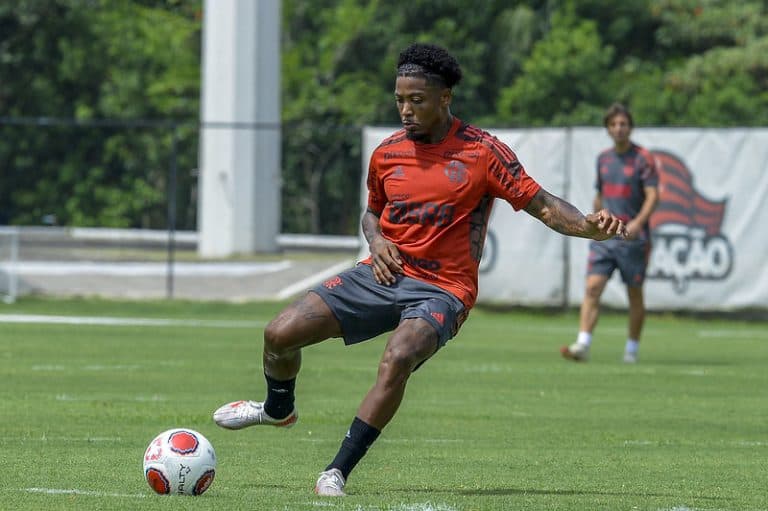 Crítico de brasileiros que torcem por Messi e pela Argentina, Marinho em treino pelo Flamengo