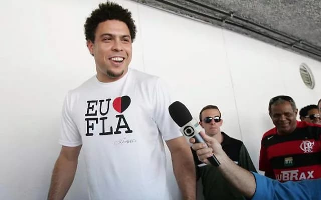 Ronaldo com camisa do Flamengo; dono do Cruzeiro tem longa história de desencontros com o clube