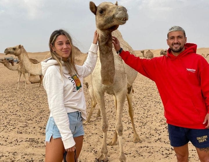Arrascaeta, do Flamengo, com dromedário em Dubai, nos Emirados Árabes