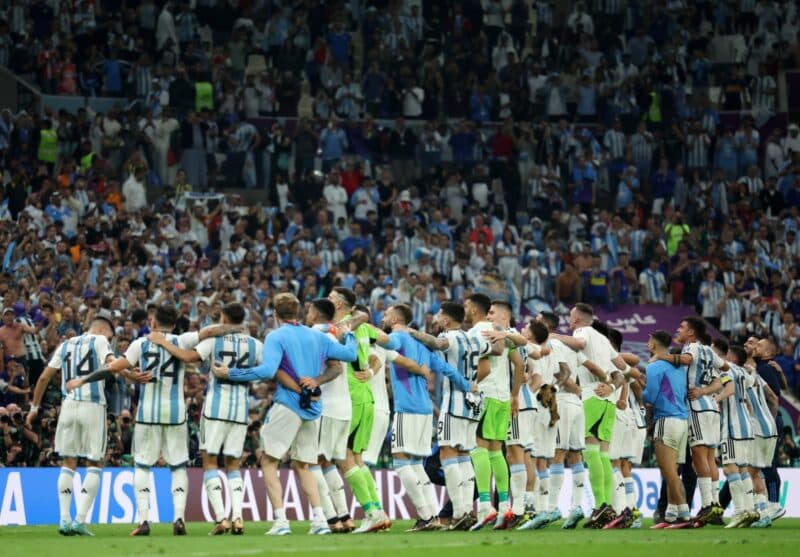 Enzo Fernández festeja vitória da Argentina na Copa do Mundo e pode se juntar a Vinícius Júnior no Real Madrid