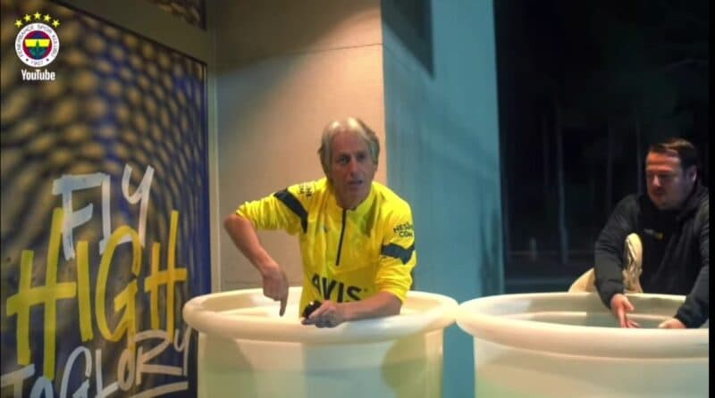 Ex-técnico do Flamengo, Jorge Jesus em banheira de gelo no Fenerbahçe