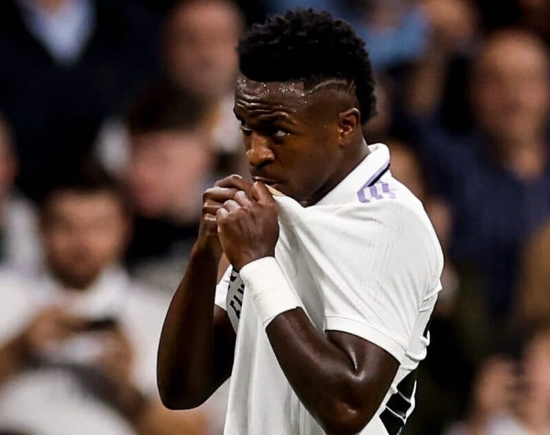 Revelado pelo Flamengo, Vinícius Júnior beija o escudo do Real Madrid