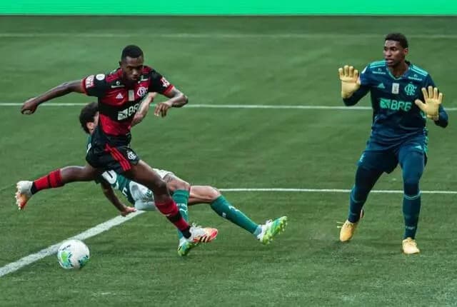 Otávio e Hugo Souza em jogo do Flamengo contra o Palmeiras