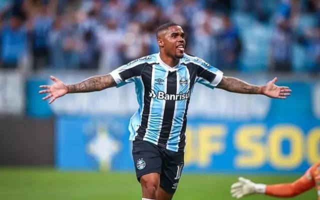 Douglas Costa enquanto jogador do Grêmio; atleta pode pintar no Flamengo