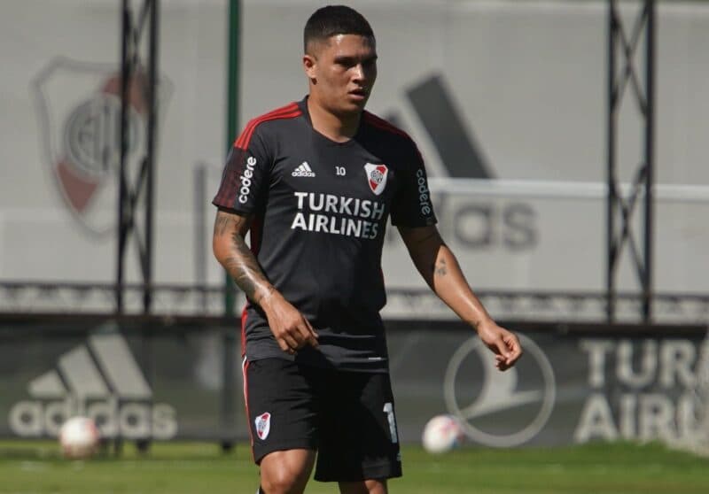 Quintero em treino pelo River Plate; jogador pode pintar no Flamengo