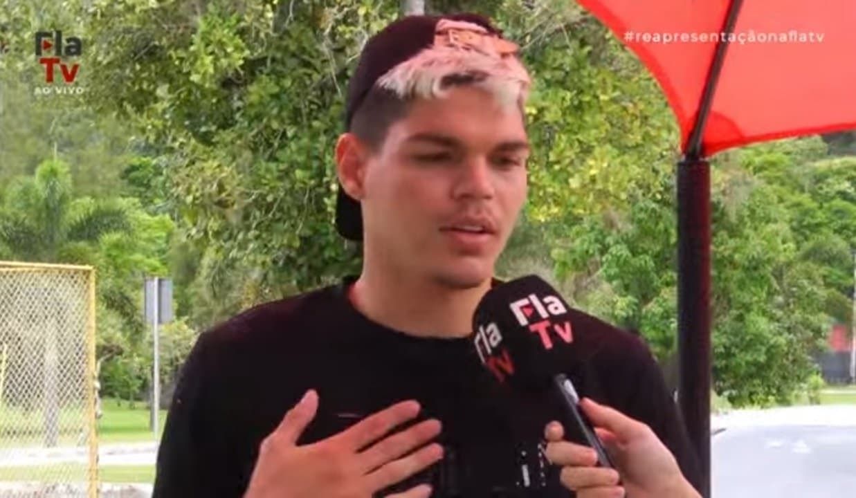 ayrton lucas fala sobre fico no flamengo