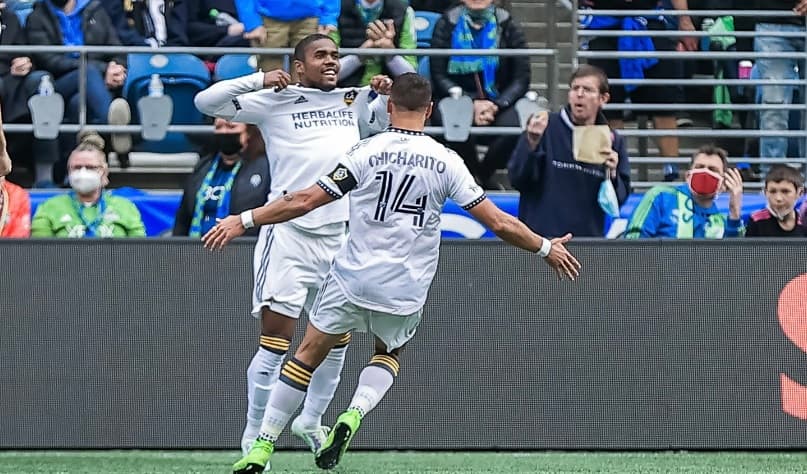 douglas costa comemora gol no eua e pode ir para flamengo