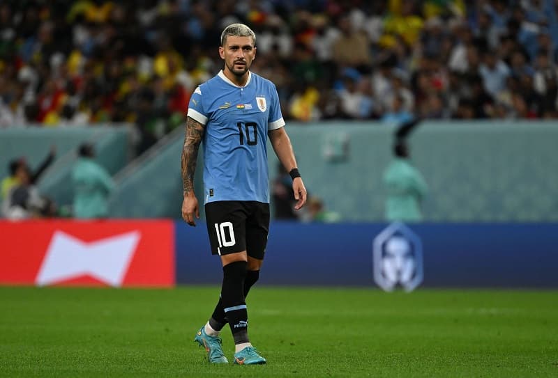 Arrascaeta em campo pelo Uruguai na Copa do Mundo do Catar; Data Fifa de 2023 pode desfalcar Flamengo no Carioca