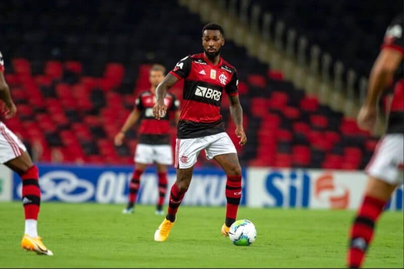 Gerson em campo vestindo a camisa do Flamengo antes de seguir rumo ao Campeonato Francês, onde jogou pelo Olympique de Marseille