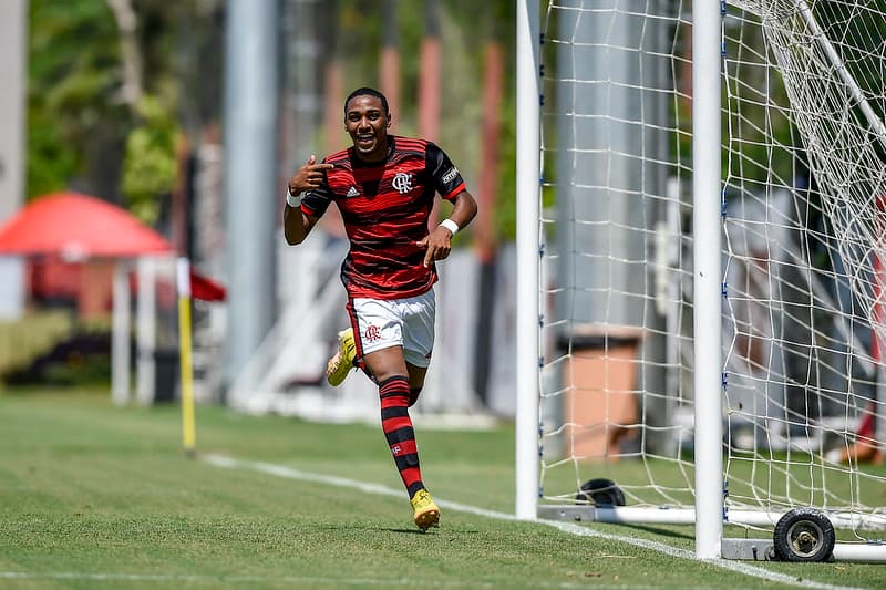 Lorran comemora mais um gol em 2022; joia das categorias de base do Flamengo foi convocada para Seleção Brasileira Sub-17 junto do goleiro Caio, mas Flamengo não liberou