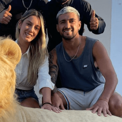 De férias, Arrascaeta posa ao lado de leão e tigre e alimenta um urso