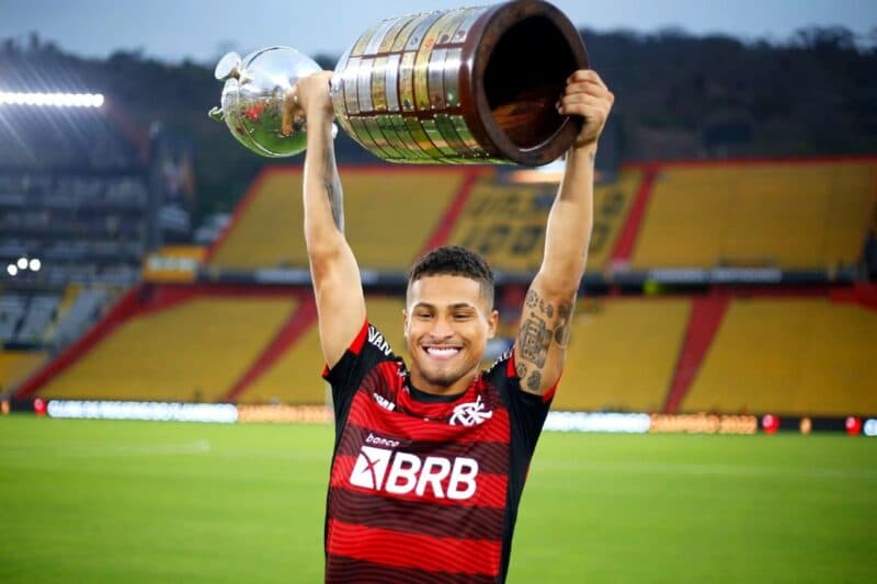 João Gomes ergue o troféu da Taça Libertadores pelo Flamengo; Jogador foi vendido ao Wolverhampton, da Inglaterra
