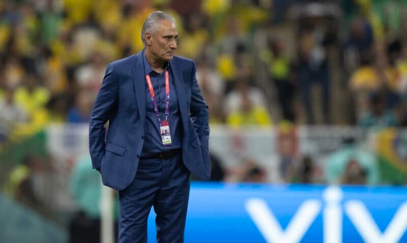 Tite a beira do campo pelo Brasil na Copa do Mundo do Catar