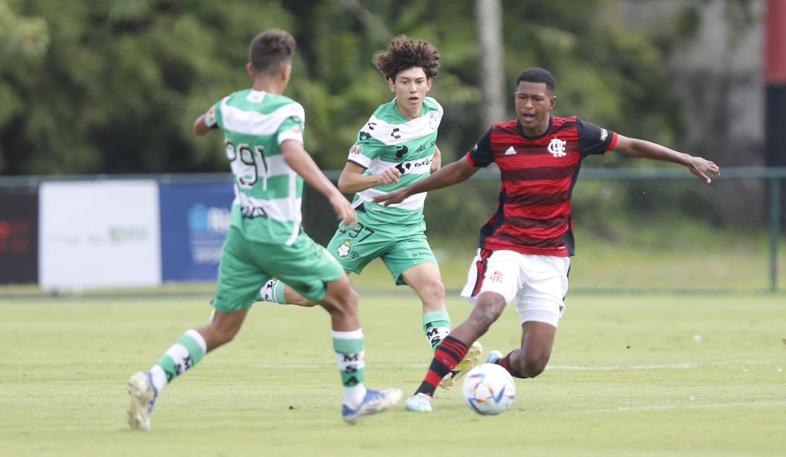 Menegatti disputa com jogadores do Santos Laguna na Adidas Cup