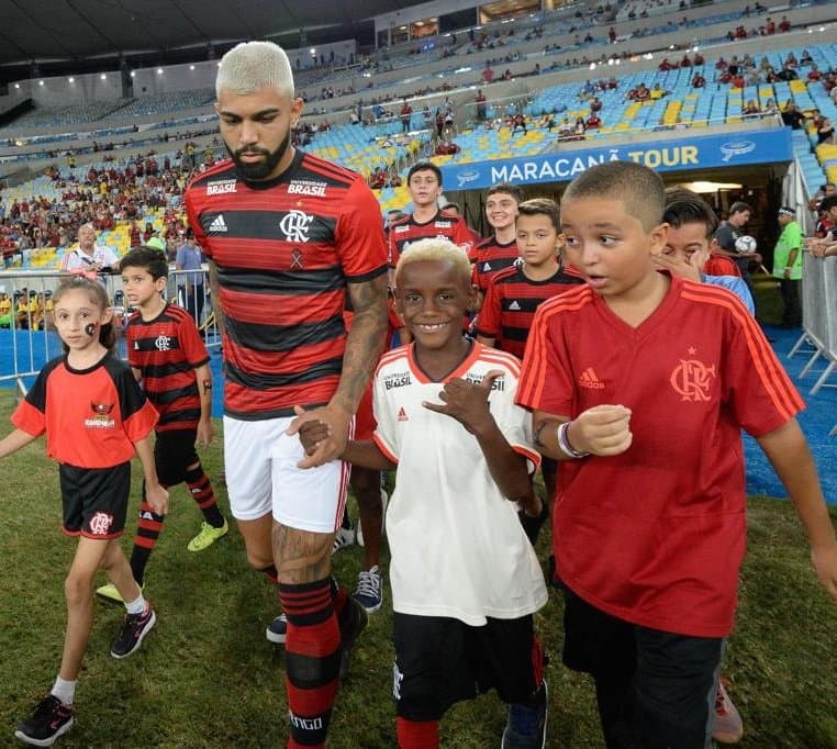 Nego Ney entrando em campo com Gabigol em jogo do Flamengo