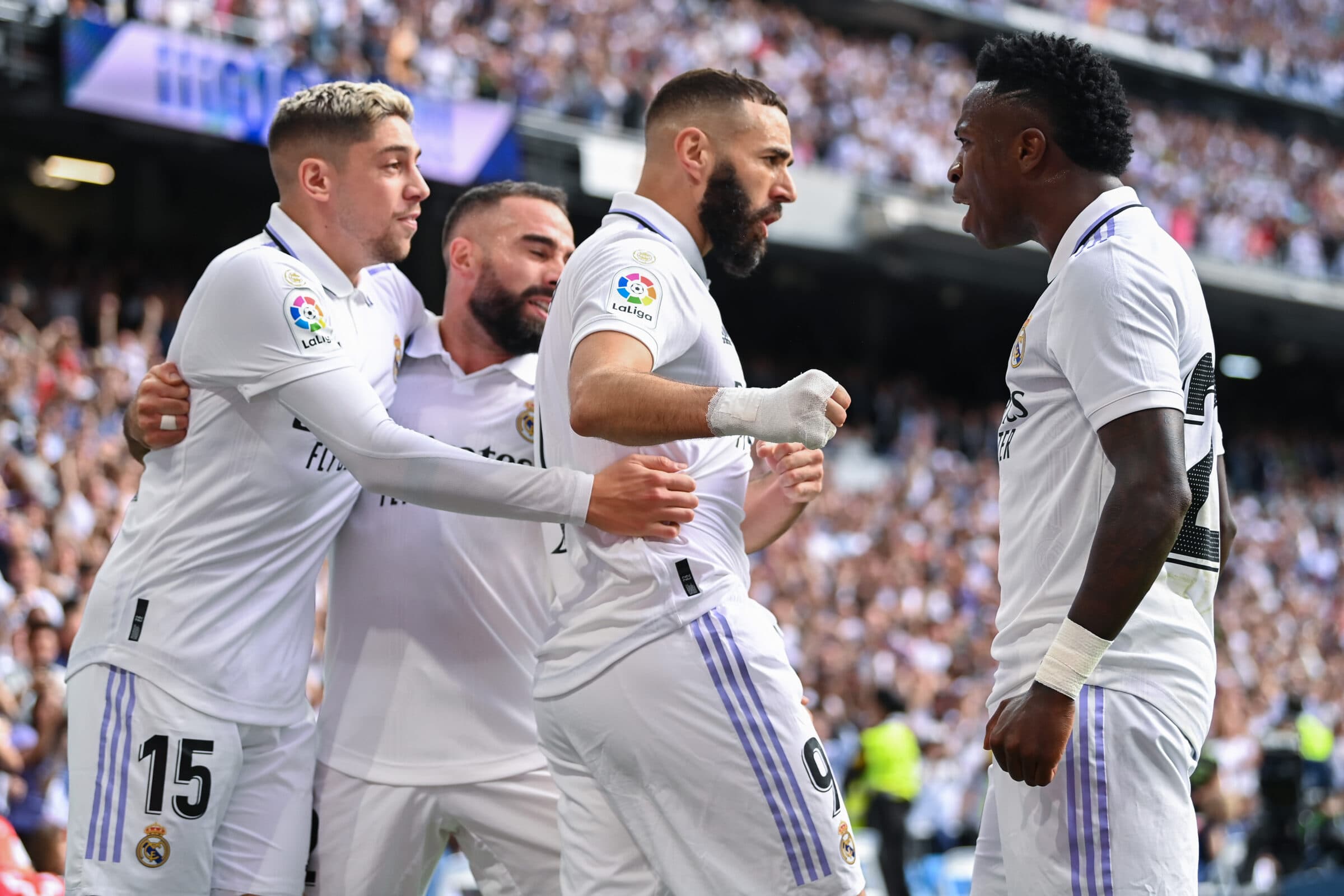 Benzema e Vinícius Júnior comemoram gol do Real Madrid pelo Campeonato Espanhol; Flamengo e Real Madrid podem se enfrentar no Mundial de Clubes