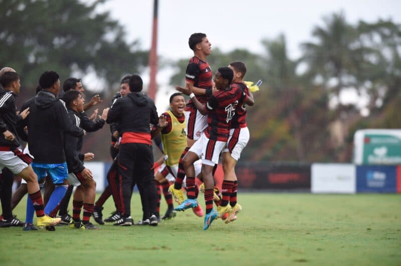 Garotos do Ninho comemoram gol; time sub-17 do Flamengo venceu o Aragoiânia e está classificado na Copa do Brasil Sub-17