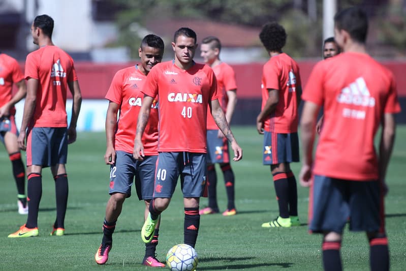 Thiago Santos surgiu como boa promessa da base do Flamengo, um ponta veloz com boa habilidade. Mas em um jogo festivo de fim de ano sofreu lesão no joelho esquerdo e nunca mais conseguiu brilhar