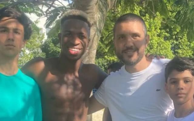 Vinícius Júnior posa ao lado de família de Zico, do Flamengo