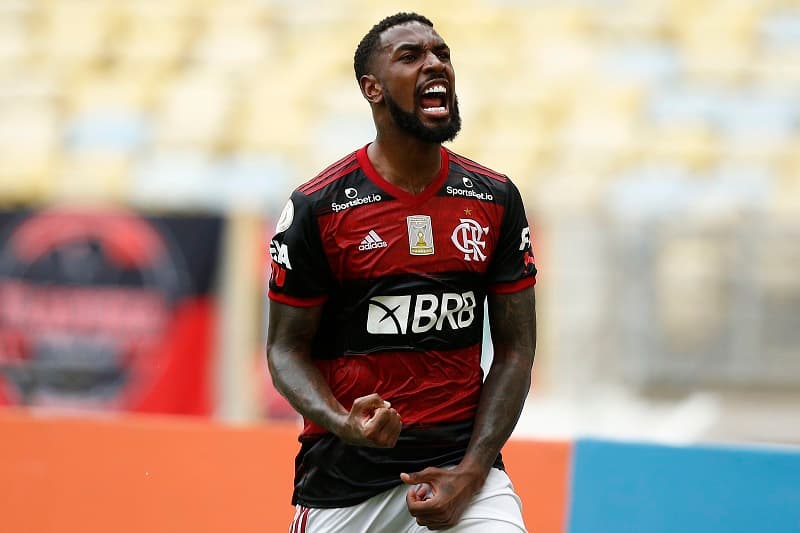 Gerson comemora gol com a camisa do Flamengo; meia volta do Olympique de Marseille com números superiores na parte ofensiva