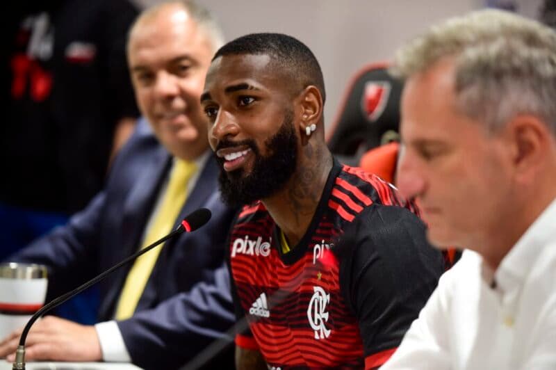 Gerson em sua apresentação no Flamengo; contratação do meia coloca clube em lista dos clubes que mais gastaram