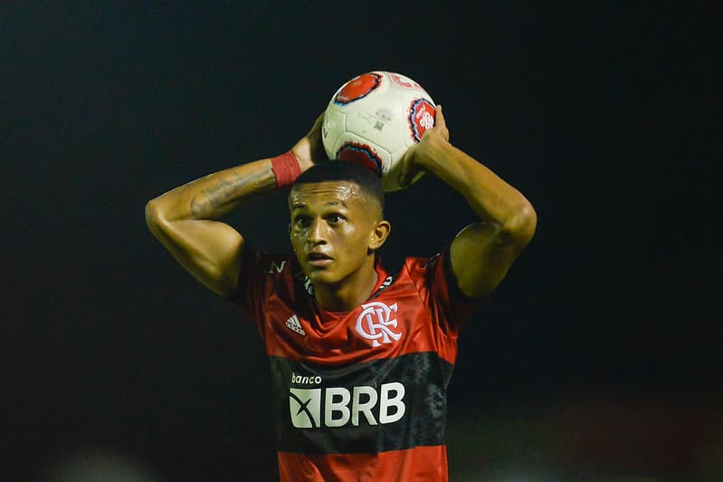 O lateral-direito Wesley, promessa do Flamengo, tem chamado a atenção do Barcelona; flamengo recusa primeira proposta pelo lateral-direito