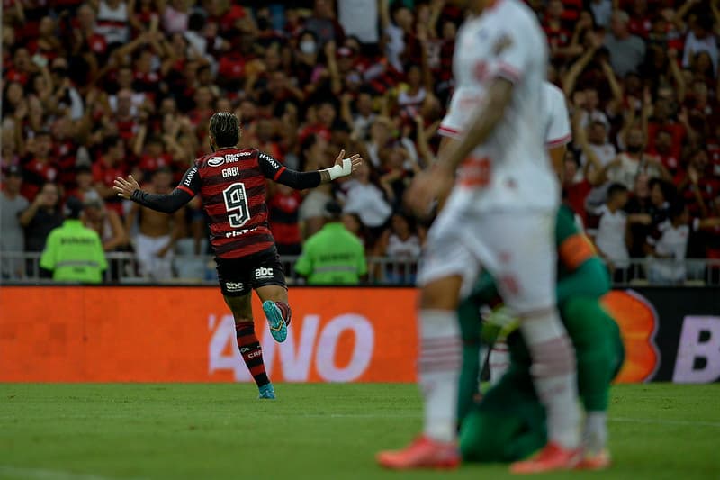 Gabigol marca gol pelo Flamengo contra o Bangu pelo Cariocão 2022