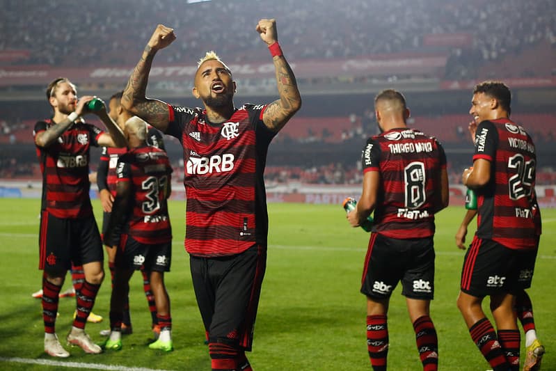 Vidal comemora vitória do Flamengo; clube pode enfrentar o Real Madrid no Mundial de Clubes