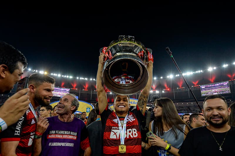 João Gomes com a taça da Copa do Brasil; jogador será vendido para Inglaterra, time faz primeiro jogo em 2023 e as últimas notícias do Flamengo