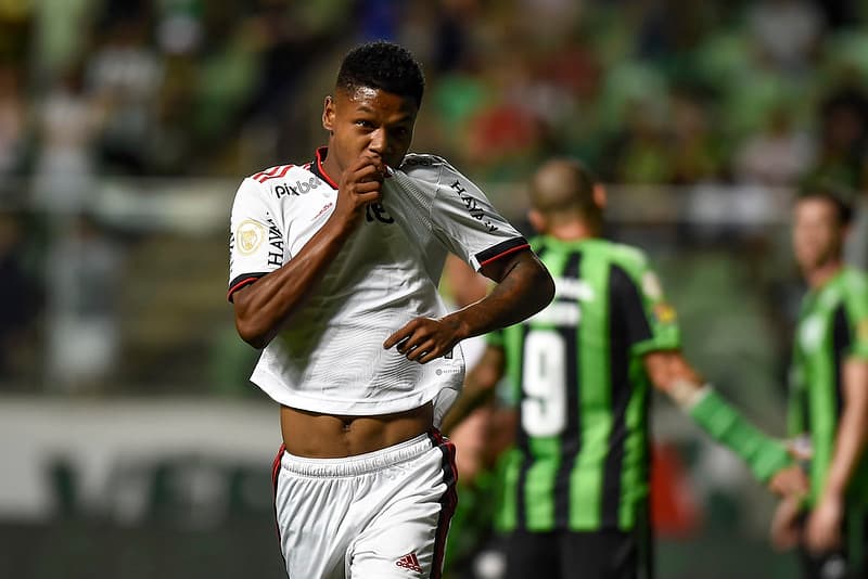 Matheus França beija escudo do Flamengo; meia renovou o contrato, time alternativo no jogo contra o Botafogo e as últimas notícias do Flamengo