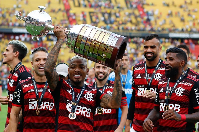 Flamengo levanta taça de campeão da Libertadores da América