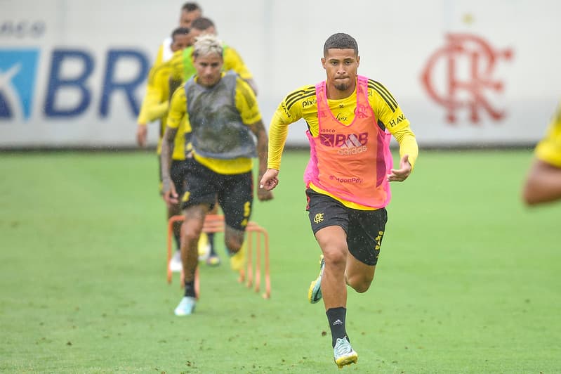 João Gomes, do Flamengo, tem ofertas de Wolves e Lyon mas pode reforçar equipe na supercopa e Mundial