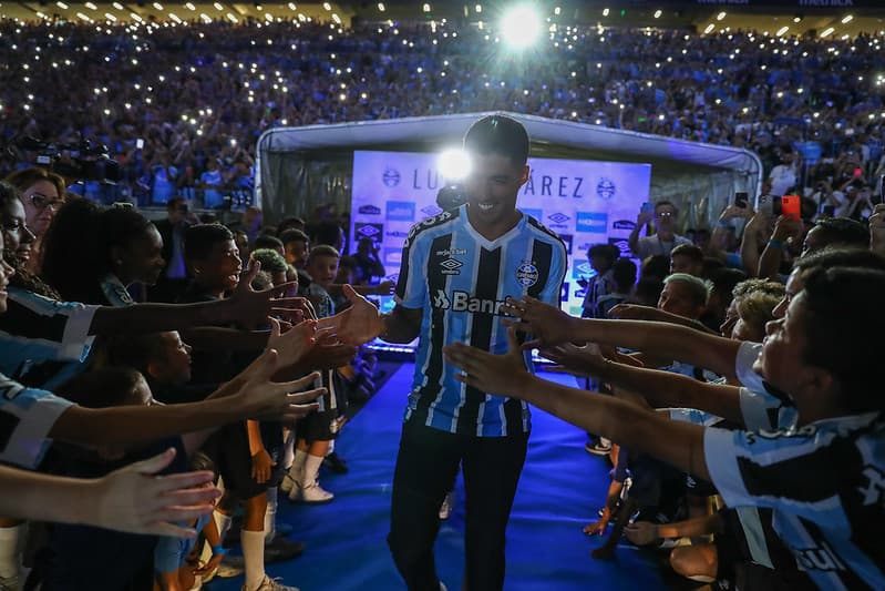 Luis Suaréz chega ao Grêmio