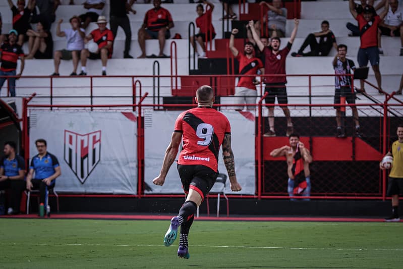 Ex-Flamengo, Felipe Vizeu marcou mais um gol pelo Atlético-GO no Campeonato Goiano
