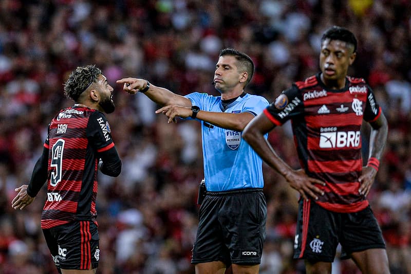 Bruno Arleu de Araújo e Gabigol em jogo do Flamengo; FERJ anunciou mudanças no VAR do Campeonato Carioca