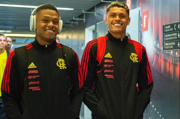 Jogadores do Flamengo chegam para primeiro jogo da temporada 2023. Foto: Paula Reis /CRF