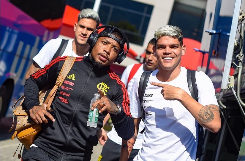 Jogadores do Flamengo a caminho de Cariacica. Foto: Marcelo Cortês/CRF