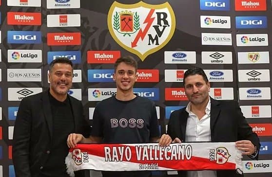 Cauet Werner, filho do ídolo do Flamengo Júlio César, é apresentado como reforço do Rayo Vallecano B