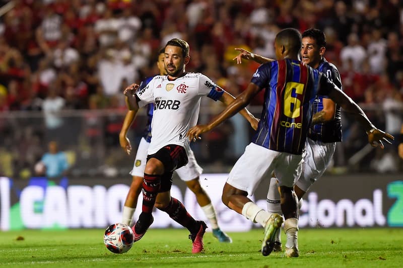 Everton Ribeiro tenta se desvencilhar dos jogadores do Madureira em partida do Flamengo no ES