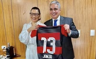Janja Lula da Silva com a nova camisa do Flamengo. Foto: Presidência da República
