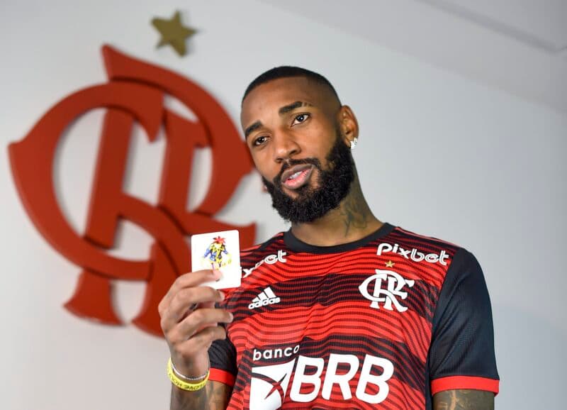 Gerson com a camisa do Flamengo; jogador atuou em diferentes funções no Olympique de Marseille e continua fazendo jus ao apelido de Coringa