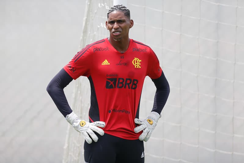 Hugo Souza em treino do Flamengo; clube recusou primeira oferta por Hugo Souza