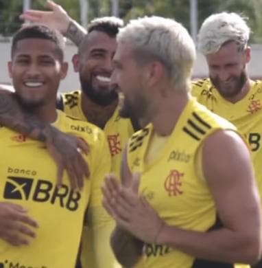 Arrascaeta dá bela caneta em João Gomes e atletas vão à loucura no treino