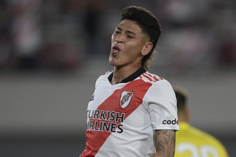 O meio-campista colombiano do River Plate, Jorge Carrascal, reage após perder a chance de marcar contra o Argentinos Juniors durante a partida da Liga Argentina de Futebol Profissional no estádio Monumental em Buenos Aires, Argentina, em 25 de outubro de
