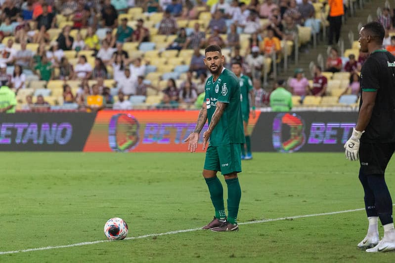 Volante Lucas Lucena com a camisa do Boavista; volante falou sobre jogo contra o Flamengo pelo Carioca